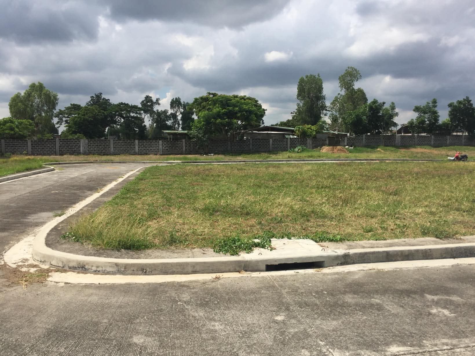 LOT FOR SALE IN EDINBURG LIPA ROYALE ESTATES BATANGAS — photo 1 of 2